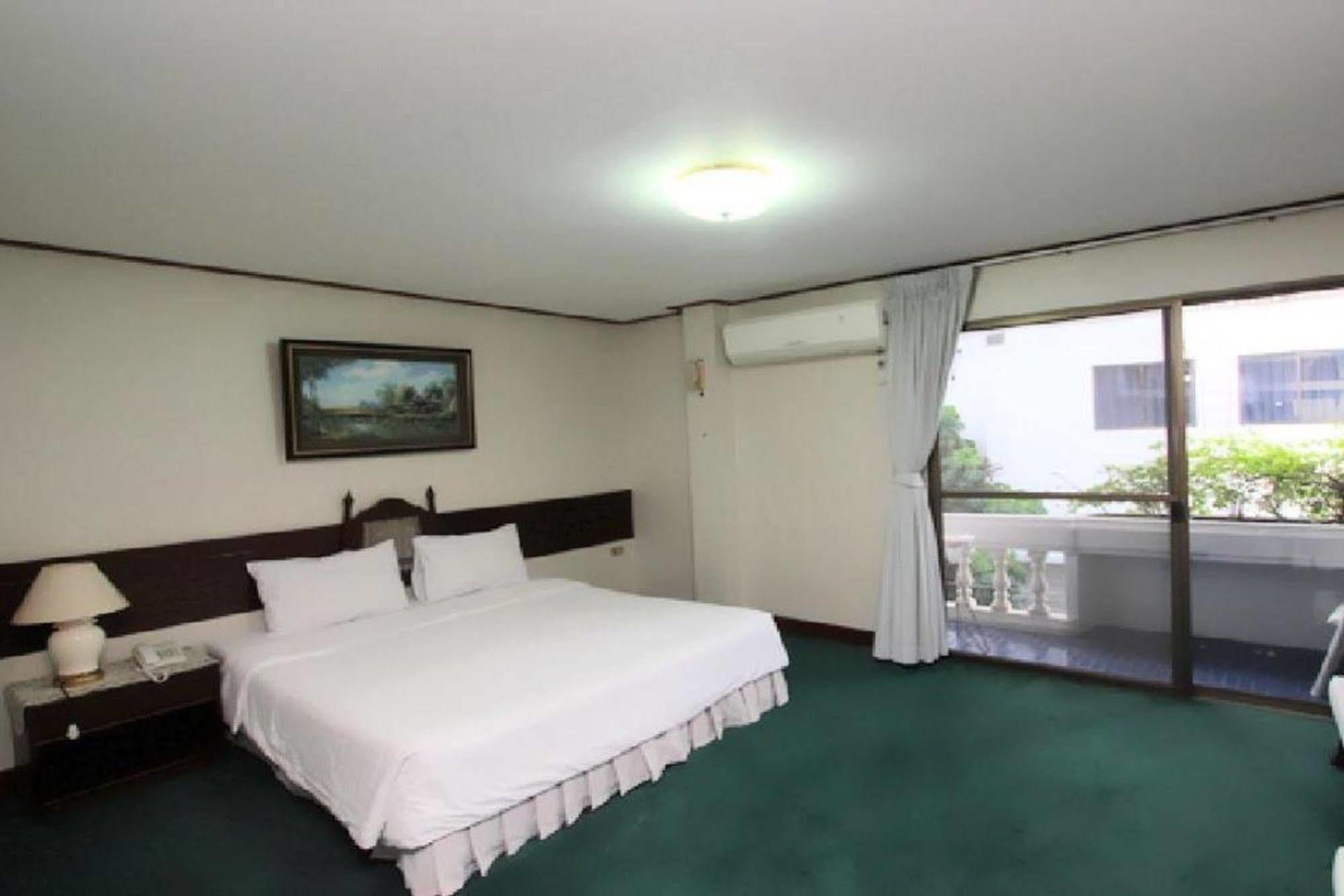 Baanbusarin Hotel Hua Hin Exterior photo