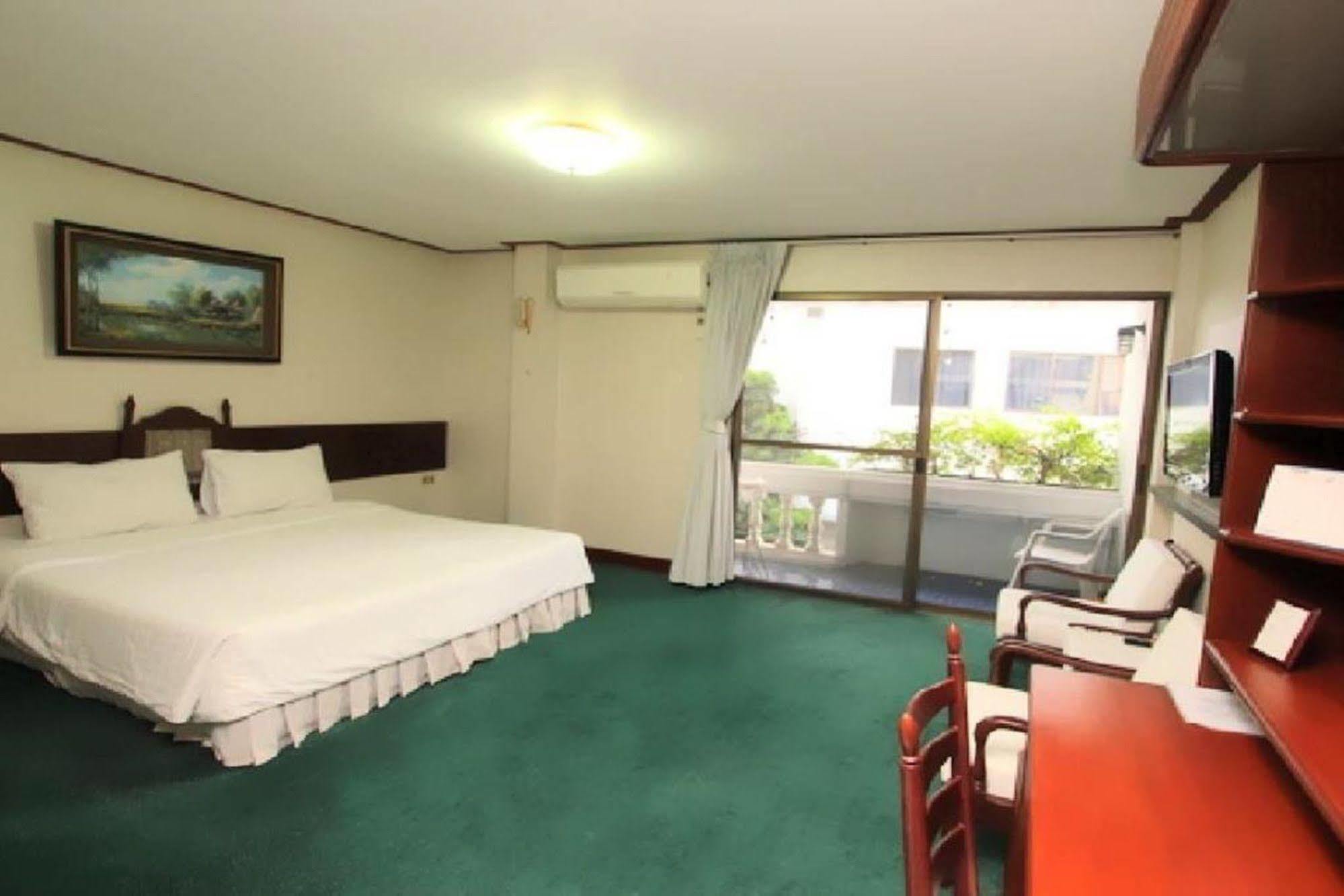Baanbusarin Hotel Hua Hin Exterior photo
