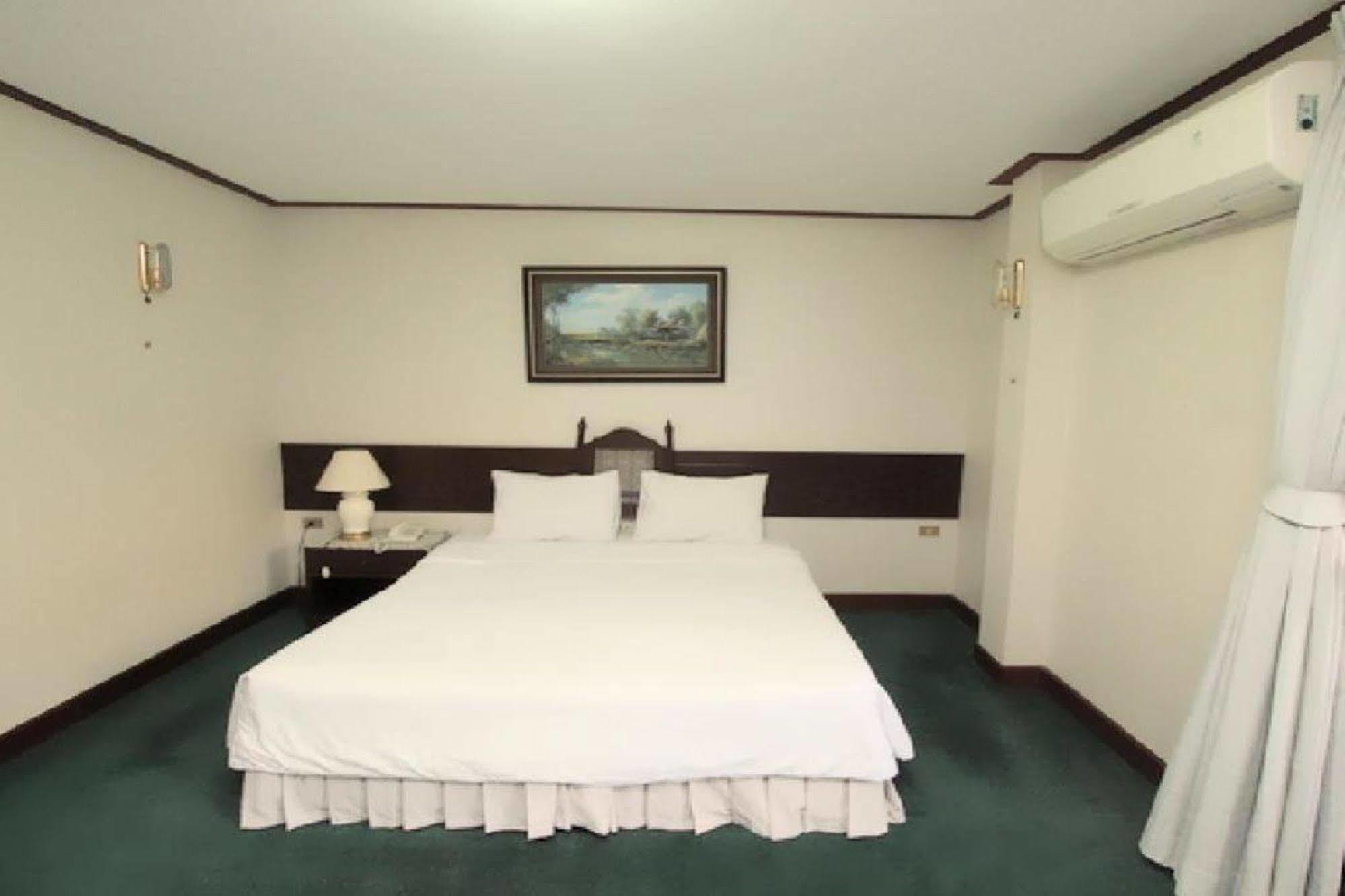 Baanbusarin Hotel Hua Hin Exterior photo